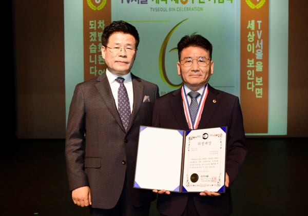 광역의원 부분 의정대상을 수상하고 있는 김생환 부의장(오른쪽).