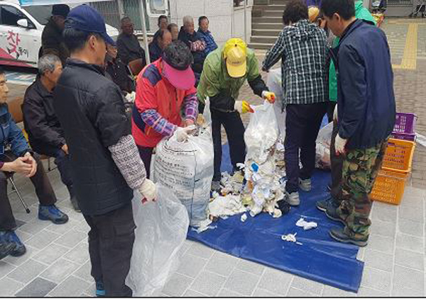 ▲ 주민들과 함께올바른 재활용품 분리배출을 위해 수거 종량제봉투를 성상조사하는 모습