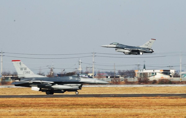 ▲ 경기도 평택시 주한미공군 오산기지에서  이동하고 있는 F-16 전투기들. /뉴시스