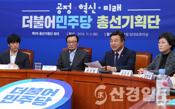 ▲ 모두발언하는 윤호중 (오른쪽 두번째) 더불어민주당 총선기획단장.