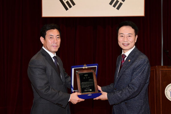 ▲ (오른쪽)김정태 의원이 대한안마사협회 감사패를 수상받았다.