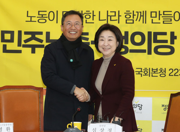 ▲ 기념촬영하는 심상정 대표와 김명환 민주노총 위원장.