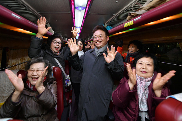 ▲ 이철우 경북지사가 이른 아침 만원으로 떠나는 경북여행 버스에 타 관광객들과 기념사진을 찍고 있다.