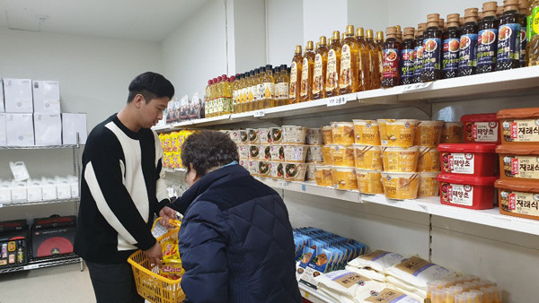 ▲ 중랑푸드마켓 면목점에서 지역주민이 물품을 선택하고 있다.