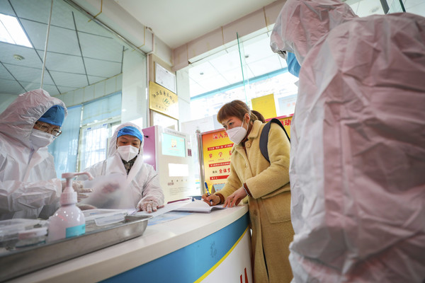 ▲ 중국 후베이성 우한의 한 지역 보건소에서 의심환자와 대화하는 보건소 직원들.