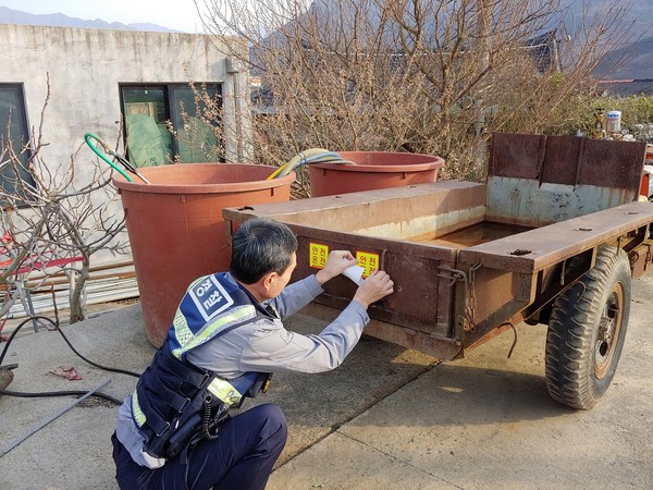 ▲ 농기계 교통사고 예방을 위해 농기계를 점검하는 경찰들.