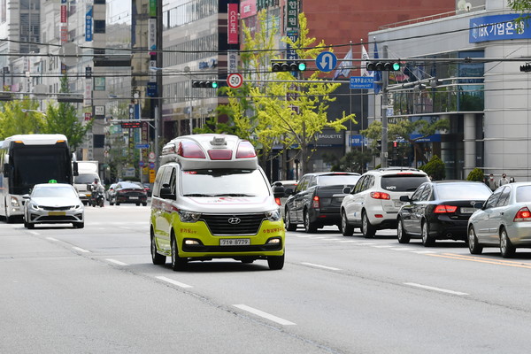 ▲ 구급차량이 교차로에서 녹색신호를 받고 통과하는 모습.