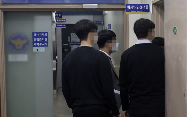 ▲ 서울 서초경찰서에서 경찰 관계자들이 분주하게 움직이고 있다.