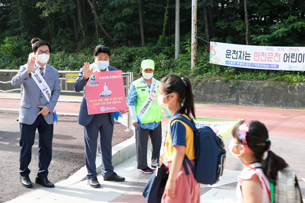▲ 엄태준 이천시장이 노인일자리사업에 참여한 어르신들과 함께 교통봉사활동을 펼치고 있다.