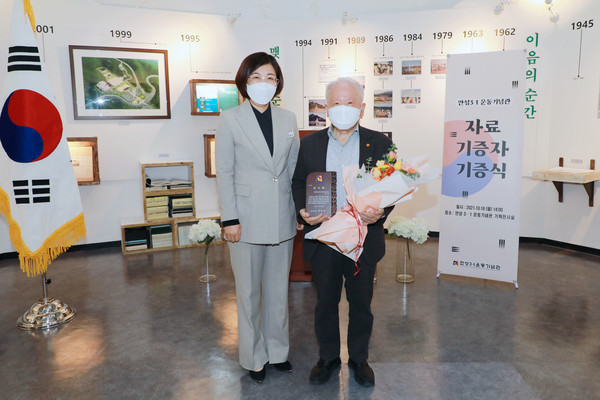 ▲ 김보라 시장, 3.1운동기념관 자료 기증자인 윤우 씨와 함께 기념사진 촬영.