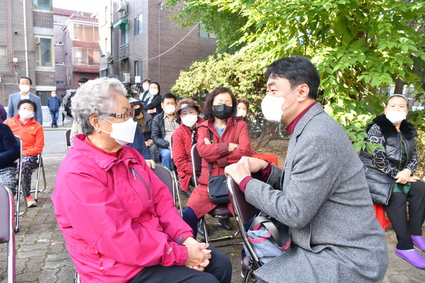 ▲ 김상호 시장, 학암경로당 현판식에 참석한 어르신과 소통하는 모습.
