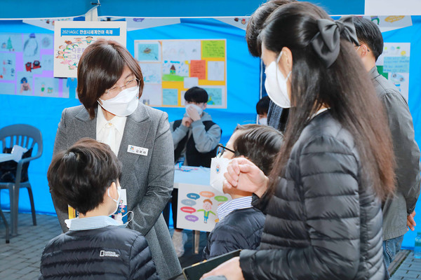 ▲ 김보라 시장, 세계언어축제 행사장 방문해 행사 참여한 어린이와 소통하는 모습.