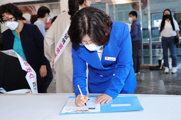 ▲ 김보라 안성시장이 안성~강남역 광역버스 유치를 위한 범시민 서명운동에 참여하고 있다.