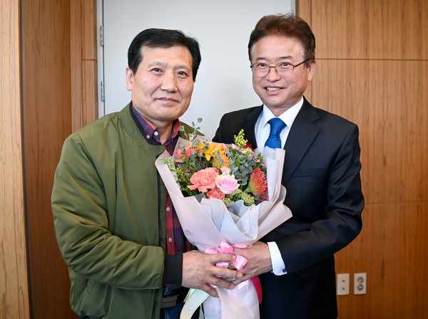 ▲ 이철우 경북도지사(오른쪽), 봉화 광산 매몰 사건 생존자와 기념사진 촬영.