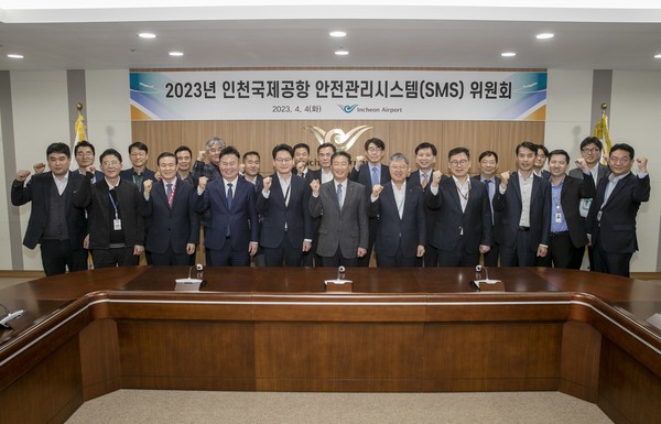 ▲ 인천공항 안전관리시스템 위원회 참여자 단체사진.