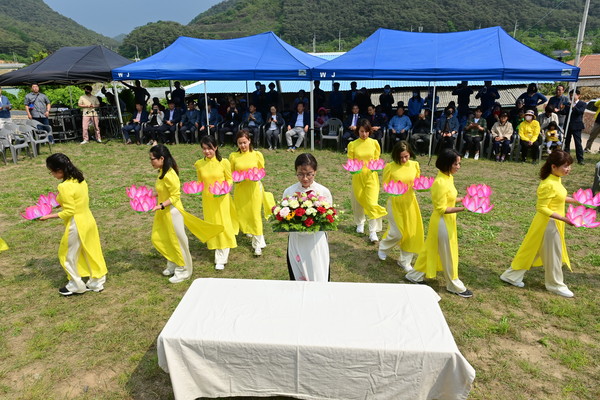 ▲ 봉화군 한-베 가정 베트남 리왕조 유적지 참배 행사 진행 모습.