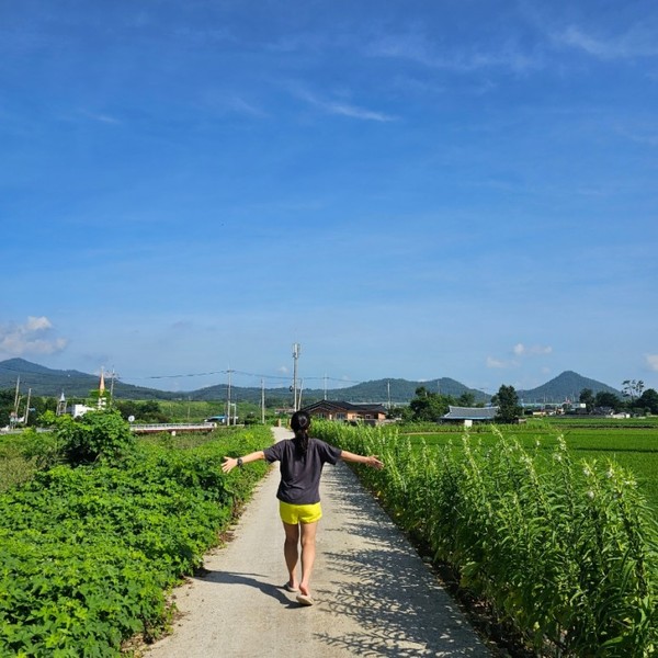 ▲ ‘MZ촌캉스’ 체험객 후기 사진 중 마을을 산책하는 모습이다.