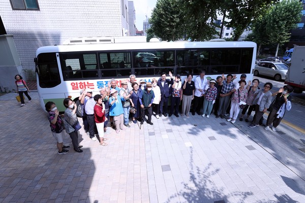 ▲ 동작구치매안심센터 셔틀버스 시승식에 참여한 박일하 동작구청장과 주민들 모습.