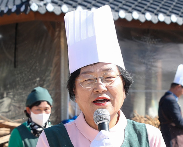 ▲ 김경희 이천시장, 쌀문화축제 가마솥밥에서 인사하는 모습.
