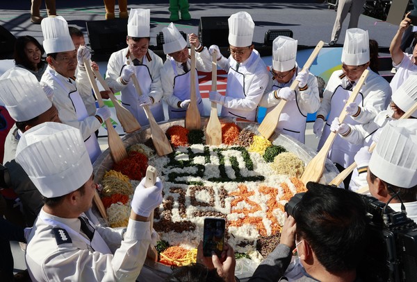 ▲ 1,000인분 꼬막비빔밥 만들기 진행하는 김철우 보성군수와 참석자들.