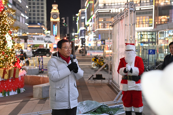 ▲ 이현재 하남시장이 미사문화거리에서 개최된 크리스마스 트리 점등식에서 축사를 하고 있다.
