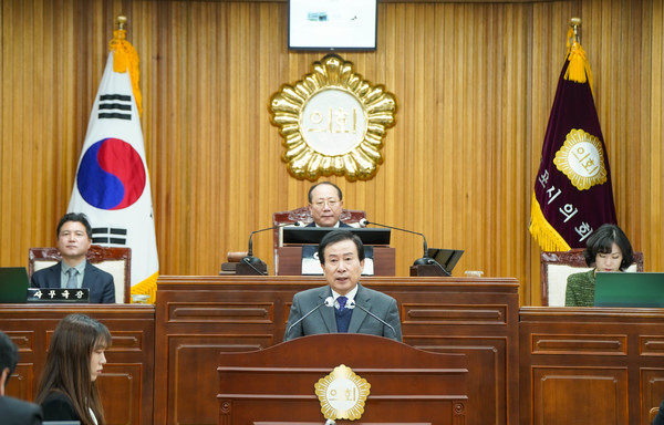 ▲ 박홍률 목포시장이 2024년 첫 목포시의회 임시회에서 시정 업무보고를 하고 있다.