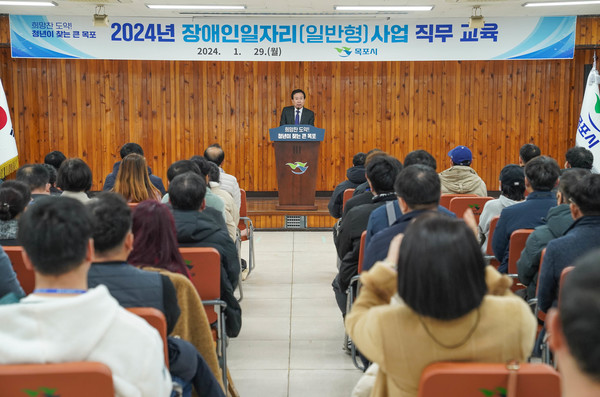 ▲ 장애인일자리사업(일반형) 직무교육장 찾은 박홍률 목포시장.