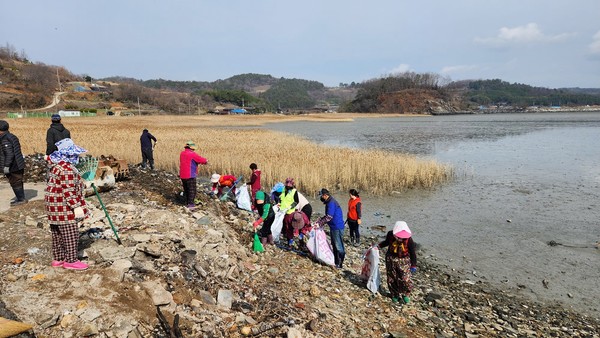 ▲ 해안가 주변 불법 투기 쓰레기수거 작업 모습.