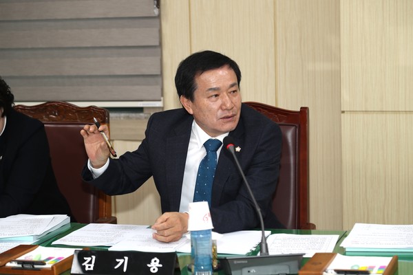 ▲ 장흥군 자치법규 연구회 대표 김기용 의원.