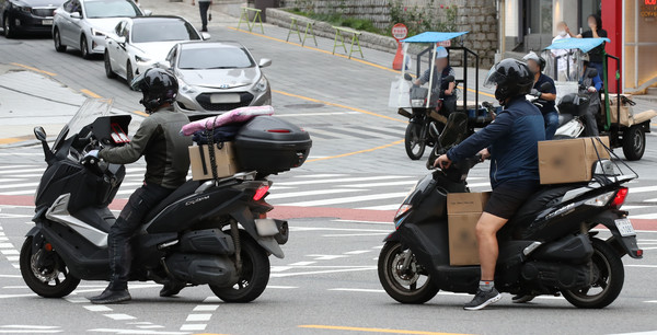 ▲ 2022년 8월29일 오후 서울 중구 퇴계로에서 배달라이더들이 배송을 하고 있는 모습. /뉴시스