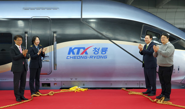 ▲  윤 대통령이 열차 공식 명칭인 ‘KTX-청룡’을 알리는 퍼포먼스를 하고 있다. 	/뉴시스