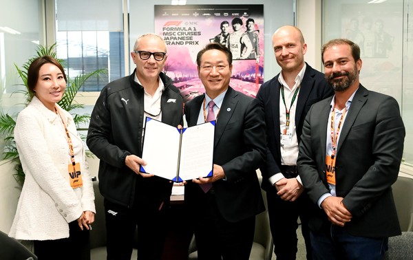 ▲ 유정복 인천시장이 F1 책임자 등을 만나 F1 인천 그랑프리 개최 의향서를 전달하고 있다.