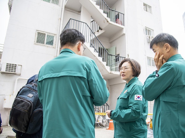 ▲ 지난 3일 박희영 용산구청장이 외부전문가와 함께 안전점검을 실시하고 있다.