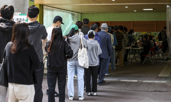 ▲ 제22대 국회의원 선거일인 10일 서울 성북구 삼각산초등학교에 마련된 투표소를 찾은 유권자들이 투표를 위해 줄 서 있다. 	/뉴시스