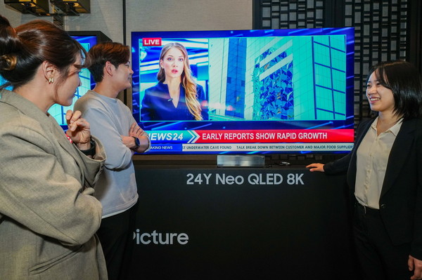 ▲ 23일(현지시간) 태국 방콕 '2024 동남아 테크세미나'에서 참석자들이 삼성전자 2024년형 Neo QLED 8K 신제품을 살펴보고 있다. (사진=삼성전자 제공)