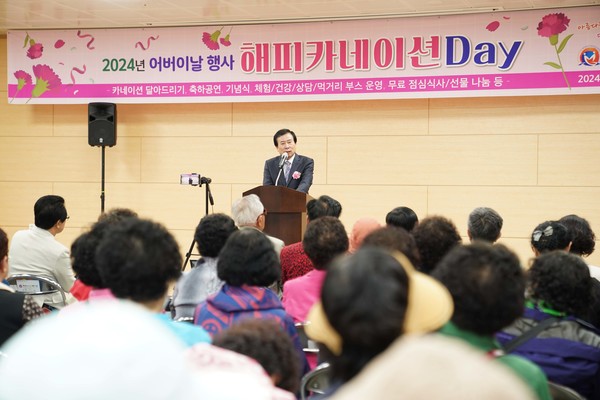 ▲ 박홍률 목포시장이 목포시노인복지관에서 제52회 어버이날을 맞아 지역 어르신들께 감사와 희망의 메시지를 전했다.